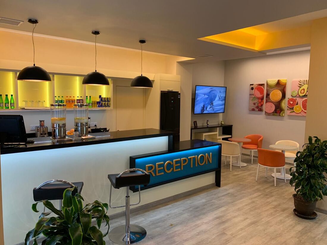 Poolside bar and lounge
