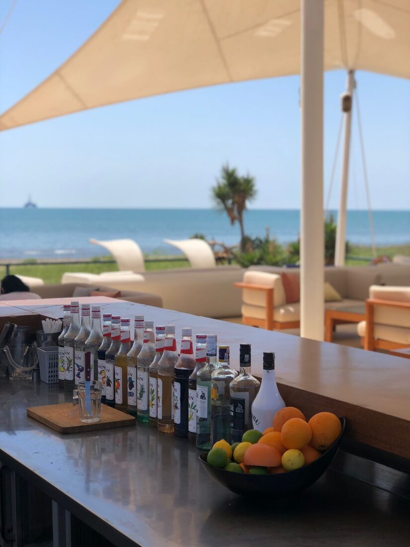 Sea-view terrace dining